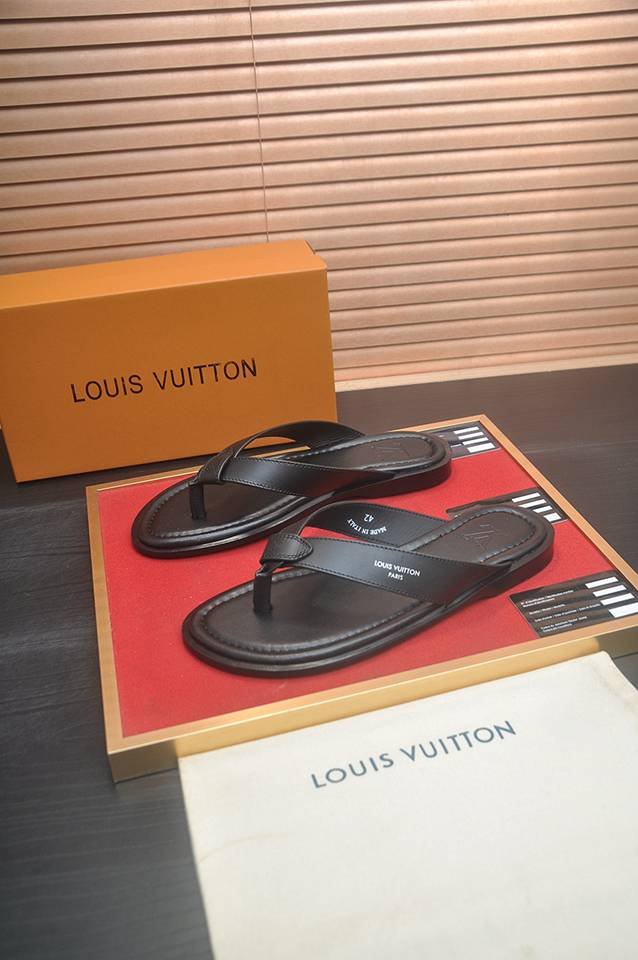 Louis Vuitton Men’s Lv Slides 1133160