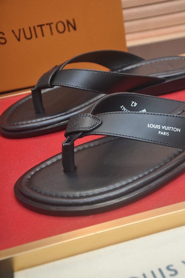 Louis Vuitton Men’s Lv Slides 1133160