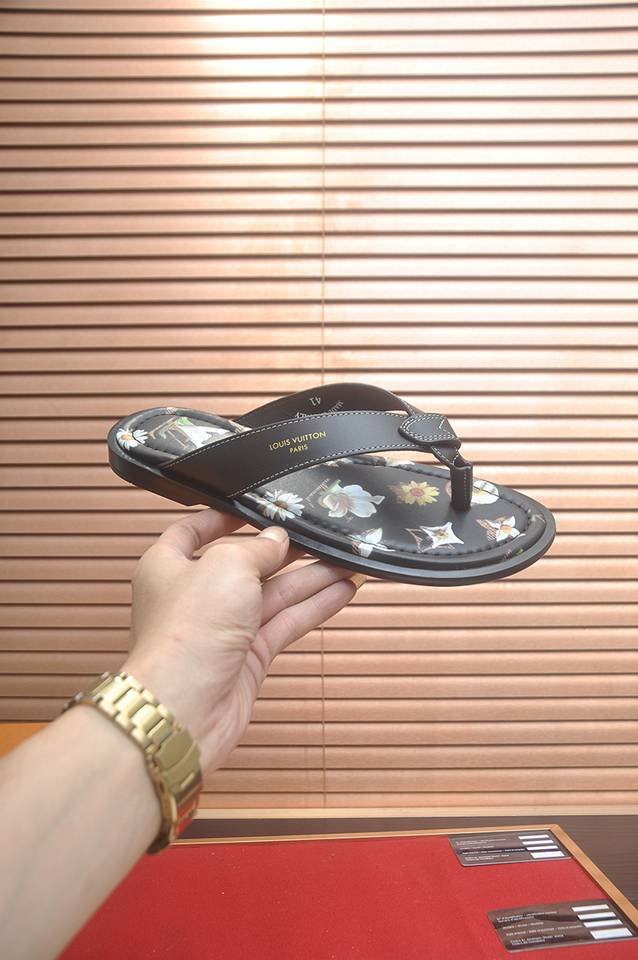 Louis Vuitton Men’s Lv Slides 1133170