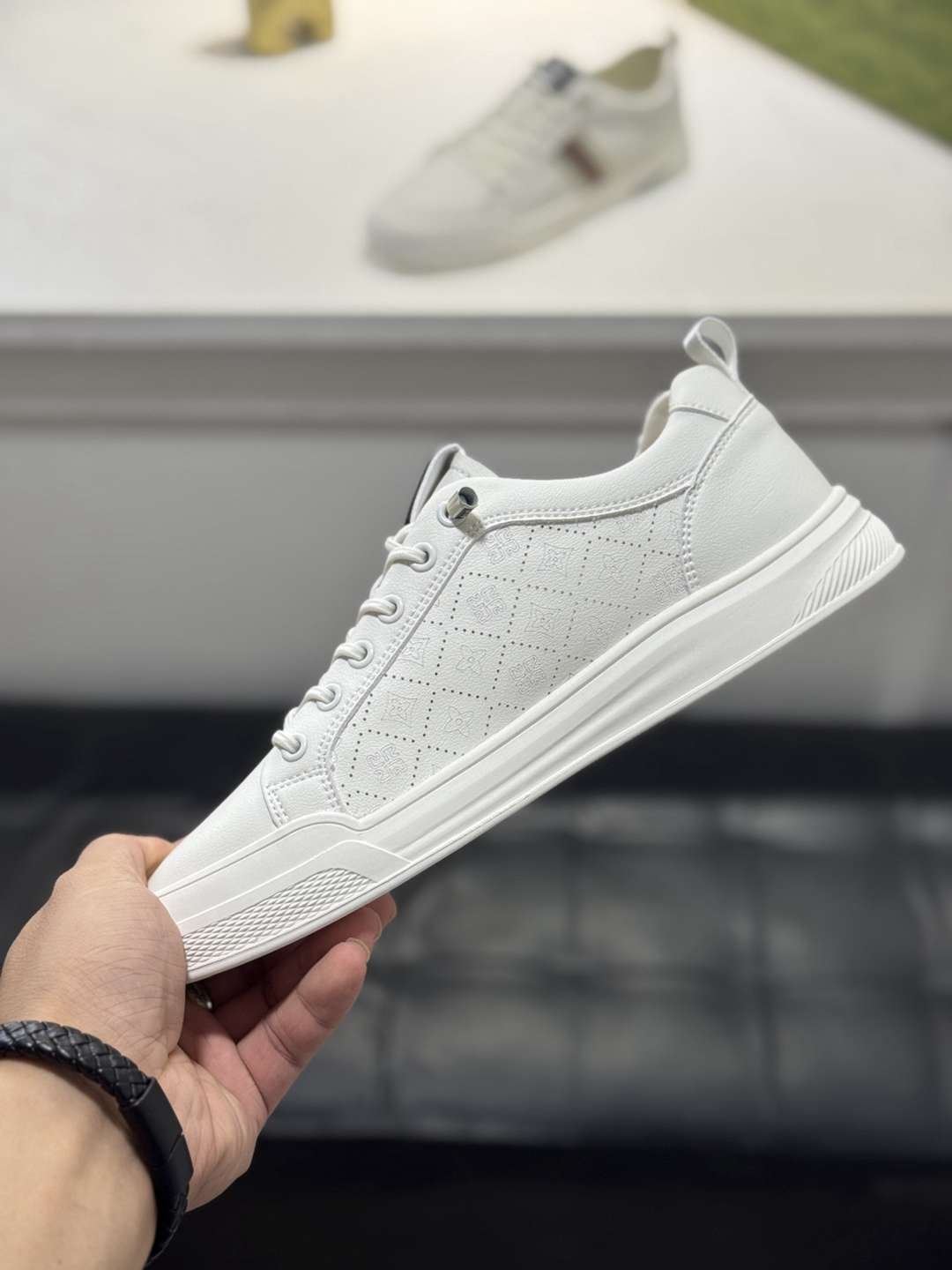 Gucci Men’s LOGO MC Sneakers Colorway 1 1720210-1